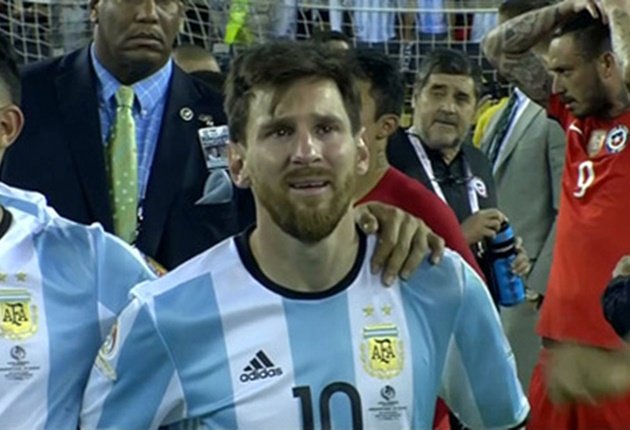 Messi dang chiu bat cong
