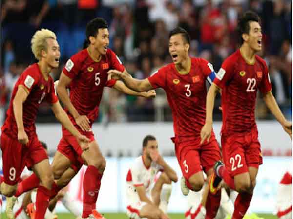 Niềm vui của đội tuyển Việt Nam khi đánh bại Jordan trên chấm 11 mét để lần đầu tiên ghi tên vào tứ kết Asian Cup 2019.